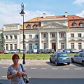 Agata przed Pałacem Prymasowskim przy ulicy Senatorskiej, przedwojenną siedzibą Ministerstwa Rolnictwa i Reform Rolnych. #wakacje #urlop #podróże #zwiedzanie #Polska #Warszawa