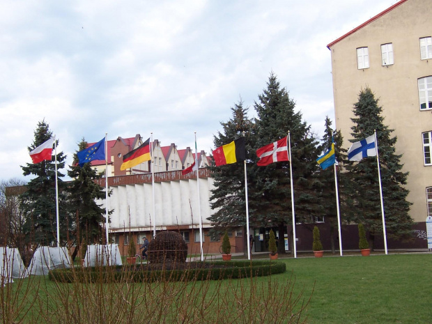 Flagi państw w których znajdują się miasta partnerskie Kołobrzegu