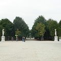 Jedna z wielu ścieżek w ogrodzie Pałacu Schonbrunn