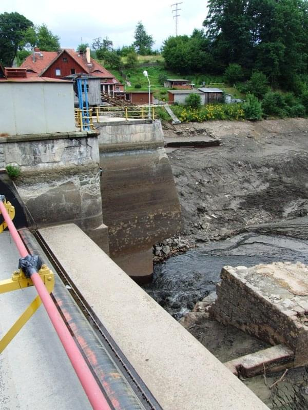 Wrzeszczyn - zapora, spuszczona woda