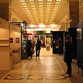 Przybyłyłym wystawcom zostały udostępnione długie i szerokie korytarze na półpiętrze dawnego Pałacu im. Józefa Stalina