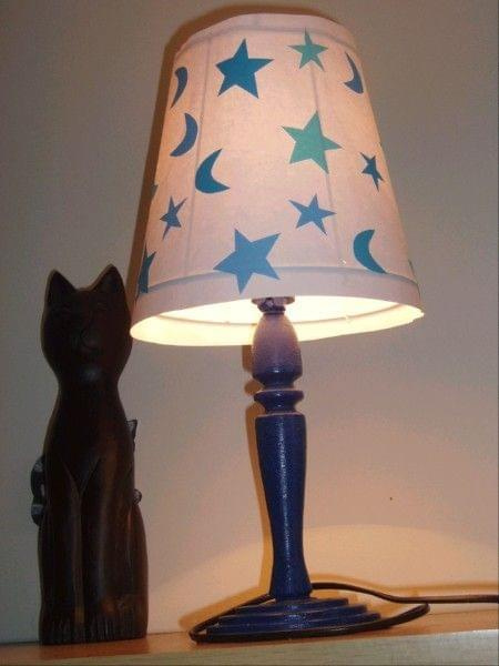 lampka z abazurem w gwiazdy i ksiezyce