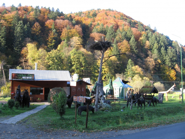 Bar w Majdanie, w tle Hon #Góry #Bieszczady