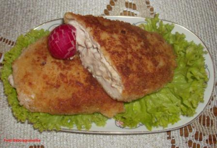 Sznycle z kurczaka z farszem orzechowym .Przepisy na : http://www.kulinaria.foody.pl/ , http://www.kuron.com.pl/ i http://kulinaria.uwrocie.info #sznycle #kurczak #PiersiZKurczaka #farsze #orzechy #jedzenie #gotowanie #kulinaria #PrzepisyKulinarne