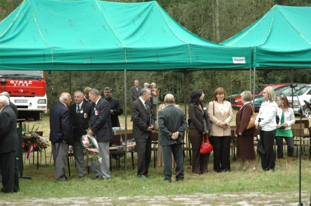 Zaproszeni goście w oczekiwaniu
na rozpoczęcie uroczystości. #Pomnik