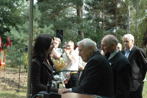 Za trud i wysiłek organizacyjny w przygotowaniu uroczystości płk w st. spocz M Kupiec przyjmuje podziękowanie. #Pomnik