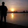 Autor na tle zachodzącego słońca nad jeziorem w Wągrowcu 1listopada 2008 roku,