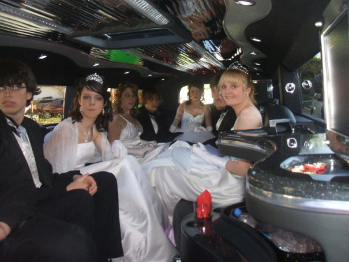 Kasia i inne kolezanki z klasy jada limuzyna na bal debiutantow
