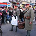 Przemarsz żołnierzy w historycznych mundurach ul. Św. Marcin w Poznaniu