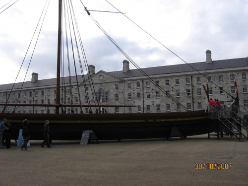 National Museum of Ireland eksponat statku wojennego Wikingów wykonany 2004 r.