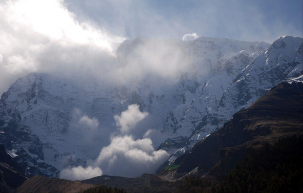 13 Zejście lawiny ze zbocza Annapurny