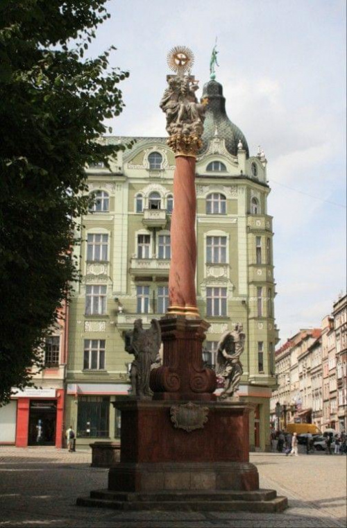 Barokowa kolumna Świętej Trójcy wykonana jest z czerwonego piaskowca. Posąg anonimowego autorstwa ufundowany został w 1693 r. przez starostę świdnicko - jaworskiego Joachima von Sinzendorfa. Fundator, po swojej mierci w 1697 r., pochowany został w ko...