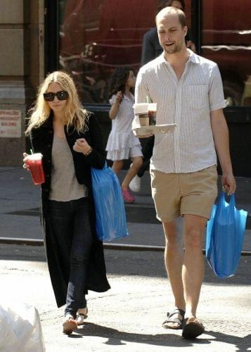 Ashley getting drinks at Starbucks in NYC-paparazzi sierpień 2008