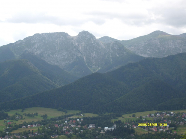 Widok z Gubałówki na Zakopane - w oddali Giewont