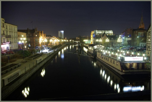 bydgoszcz nocą - przechodzący przez rzekę #bydgoszcz