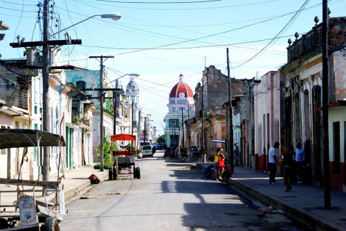 Cienfuegos - a to juz kilkadziesiąt metrów dalej od wyremontowanego centrum