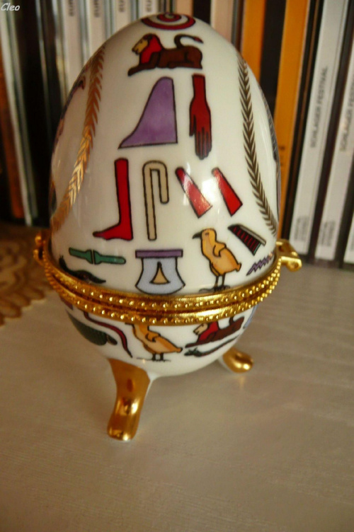 Porcelanowe jajka - szkatulki ze staroegipskimi akcentami....:)