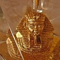 ma zloty piasek. Jak sie potrzasnie to dopiero jest zlociscie - jak na Faraona Tutanchamun przystalo - jedna z moich ulubionych zabawek...:)