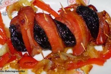 Biała kiełbasa z suszonymi śliwkami w wędzonce. #wędliny #BiałaKiełbasa #SuszoneŚliwki #wedzonka #jedzenie #kulinaria #gotowanie #PrzepisyKulinarne