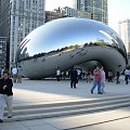 słynna rzeźba tzw. fasolka- Cloud Gate, w której przeglądają się wszyscy turyści przyjeżdżający do Chicago. 110 tonowa rzeźba autorstwa Anisha Kapoora z Bombaju