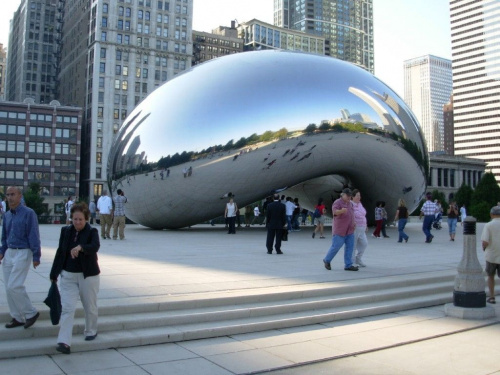 słynna rzeźba tzw. fasolka- Cloud Gate, w której przeglądają się wszyscy turyści przyjeżdżający do Chicago. 110 tonowa rzeźba autorstwa Anisha Kapoora z Bombaju