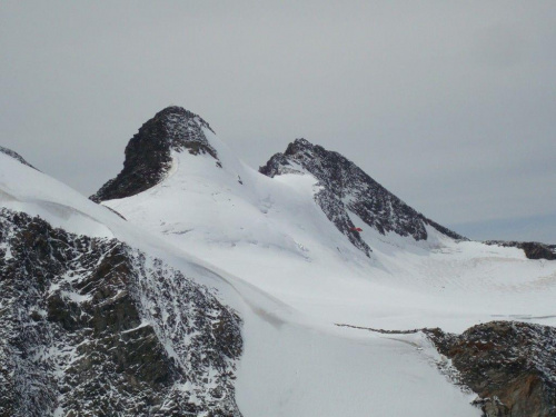 pośrodku Zuckerhutl 3507 m n.p.m (najwyższy szczyt Alp Stubaiskich)