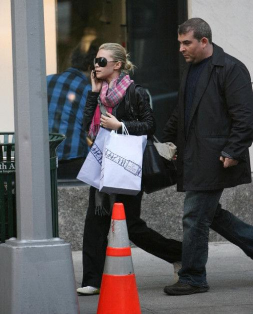 Ashley out and about in NYC-paparazzi listopad 2007