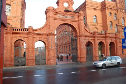 Brama do fabryki I. K. Poznańskiego. Obecnie za bramą mieści się centrum handlowo-rekreacyjne Manufaktura.