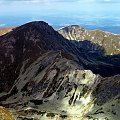 Wielki Salatyn górujący nad niepozornie wyglądającymi Skrzyniarkam #góry #mountain #Tatry