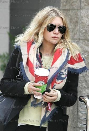 Ashley walking in LA-paparazzi listopad 2007