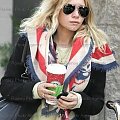 Ashley walking in LA-paparazzi listopad 2007