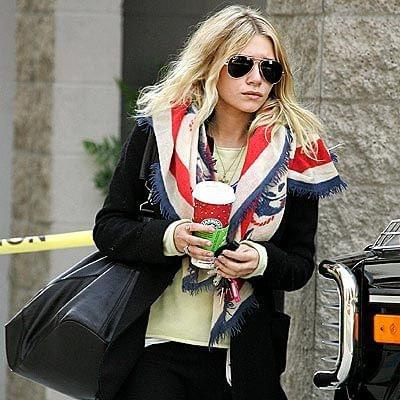 Ashley walking in LA-paparazzi listopad 2007