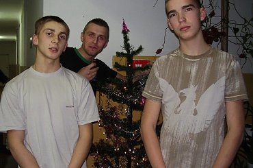 6 grudnia 2007 r. w internacie zorganizowano tradycyjne Mikołajki. W roli św. Mikołaja wystąpił Jarosław Cienkusz, asystę śnieżynek stanowiły: Edyta Zielińska i Justyna Banaś (fot. Maria Sokołowska) #Sobieszyn #Brzozowa #Mikołajki