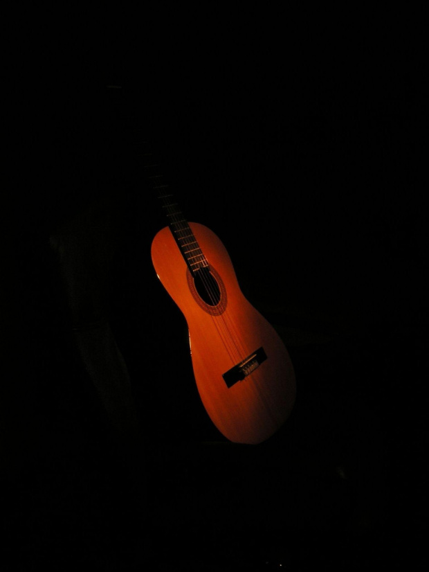 Gitara klasyczna #światło #mrok #muzyka #gitara