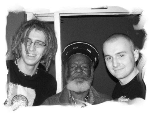 Zdjęcie zrobione na koncercie Abyssinians i Black Uhuru 25.11 w Warszawie. Po lewej ja, w środku Bernard Collins, a po prawej Wojtek ;)