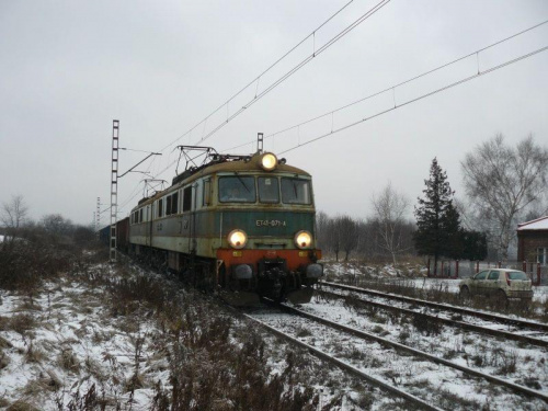 ET41-071 z węglarkami zbliża się do stacji Ruda Kochłowice. (Szlak Ruda Wirek - Ruda Kochłowice)
(Data wykonania : 15.12.2007)