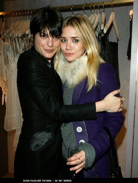 Ashley at the Kiki De Montparnasse store opening-events grudzień 2007