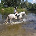 ale fajna zabawa... Z początku niechętnie wchodziła do wody, a teraz się w niej "bawi" - byłam cała mokra...