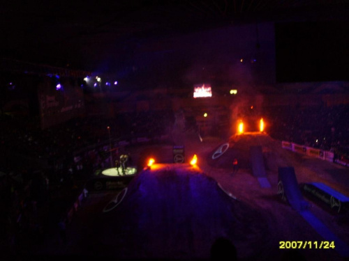 płomienie ognia w trakcie utworu Feuer Frei grupy Rammstein, na rozpoczęcie Diverse Night of the Jumps 2007 Katowice