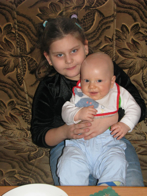 dwa maluchy ;)) to moja ciocia Kamilka:):P jakaś młoda, nie;d?