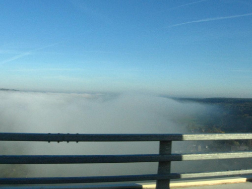 Most dosłownie w chmurach.