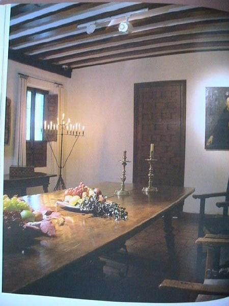 Jadalnia - w XVII w. w centralnym miejscu stał wielki stół , na którym często można było znależć owoce .