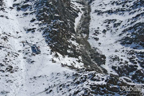 Widoczny Le Grand Couloir (Wielki Kuluar) - trasa spadania skał wszelkich rozmiarów.